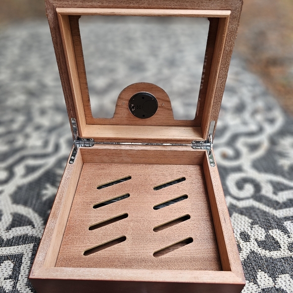 Cigar Humidor - Picture 5 of 8